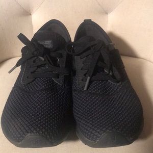 Gently used New balance sneaker size 6.5